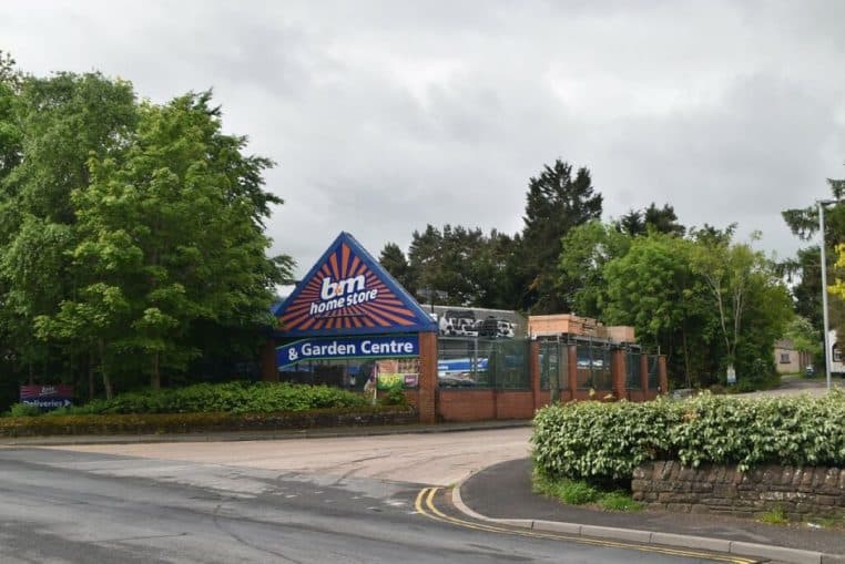 Façade d’un magasin B&M photographiée en extérieur, enseigne visible et entrée principale sur parking